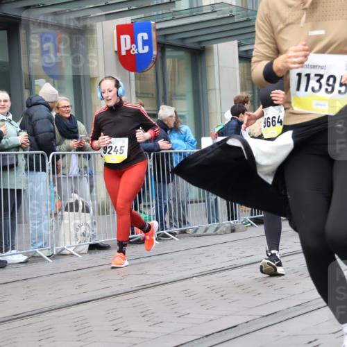 05.10.2025 - 20. swb-Marathon Bremen Strokosch-Dieckow http://msf.ph/oto/9272928 05.10.2025 11:10:43 Ziel 8865, 9245, 9264, 9273, 9664, 9822, 9823, 9836, 9837, 9948, 9984, 10399, 10415, 10614, 11158, 11257, 11318, 11395, 11544, 11560, 11580, 8865, 9245, 9264, 9273, 9664, 9822, 9823, 9836, 9837, 9948, 9984, 10399, 10415, 10614, 11158, 11257, 11318, 11395, 11544, 11560, 11580 meine-sportfotos.de
