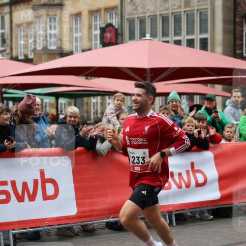 05.10.2025 - 20. swb-Marathon Bremen Yannick Fuchs http://msf.ph/oto/9272937 05.10.2025 12:21:04 Ziel 1233 meine-sportfotos.de