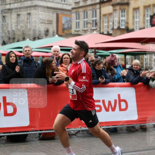 05.10.2025 - 20. swb-Marathon Bremen Yannick Fuchs http://msf.ph/oto/9272954 05.10.2025 12:21:04 Ziel 1233 meine-sportfotos.de