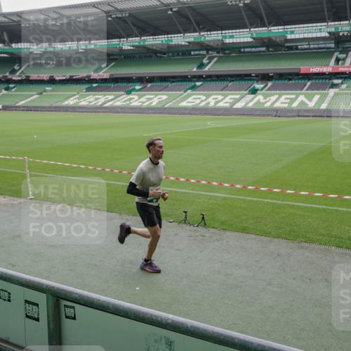 05.10.2025 - 20. swb-Marathon Bremen Michael Burmester http://msf.ph/oto/9272969 05.10.2025 12:47:44 Laufen im Stadion 265, 344, 346, 391, 442, 505, 564, 656, 770, 1205, 1526, 1635, 1642, 1646, 2360, 2472, 2482, 2613, 2643, 2656, 2872, 2939, 3061, 4215, 4255, 4291, 4313, 4966, 4988, 5656, 5831, 5918, 6804, 7070, 7170, 7176, 7492, 7735, 7900, 8013, 223, 502, 545, 609, 818, 862, 1521, 4848, 6295, 7583 meine-sportfotos.de