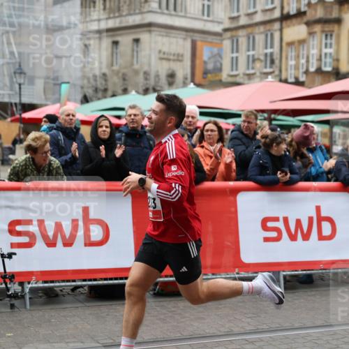 05.10.2025 - 20. swb-Marathon Bremen Yannick Fuchs http://msf.ph/oto/9272973 05.10.2025 12:21:04 Ziel 1233 meine-sportfotos.de
