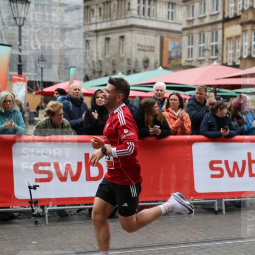 05.10.2025 - 20. swb-Marathon Bremen Yannick Fuchs http://msf.ph/oto/9272981 05.10.2025 12:21:04 Ziel 1233 meine-sportfotos.de