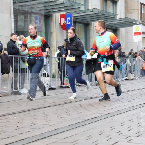 05.10.2025 - 20. swb-Marathon Bremen Strokosch-Dieckow http://msf.ph/oto/9272982 05.10.2025 11:10:45 Ziel 8865, 9245, 9264, 9273, 9479, 9664, 9822, 9823, 9836, 9837, 9948, 10183, 10415, 10614, 11158, 11257, 11318, 11395, 11544, 11560, 11568, 11578, 11580, 8865, 9245, 9264, 9273, 9479, 9664, 9822, 9823, 9836, 9837, 9948, 10183, 10415, 10614, 11158, 11257, 11318, 11395, 11544, 11560, 11568, 11578, 11580 meine-sportfotos.de