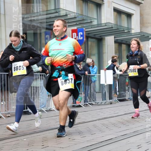 05.10.2025 - 20. swb-Marathon Bremen Strokosch-Dieckow http://msf.ph/oto/9273004 05.10.2025 11:10:46 Ziel 8865, 9245, 9264, 9273, 9479, 9664, 9822, 9823, 9836, 9837, 9948, 10183, 10415, 10614, 11158, 11257, 11395, 11560, 11568, 11578, 11580, 8865, 9245, 9264, 9273, 9479, 9664, 9822, 9823, 9836, 9837, 9948, 10183, 10415, 10614, 11158, 11257, 11395, 11560, 11568, 11578, 11580 meine-sportfotos.de