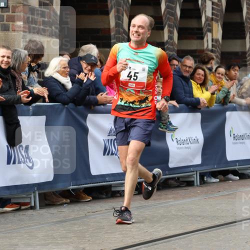 05.10.2025 - 20. swb-Marathon Bremen Strokosch-Dieckow http://msf.ph/oto/9273010 05.10.2025 13:03:04 Ziel 45, 2036, 2141, 2939, 4629, 7675 meine-sportfotos.de