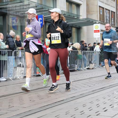 05.10.2025 - 20. swb-Marathon Bremen Strokosch-Dieckow http://msf.ph/oto/9273015 05.10.2025 11:10:49 Ziel 8865, 9011, 9245, 9264, 9273, 9386, 9479, 9664, 9822, 9823, 9836, 9837, 9948, 10183, 10415, 10614, 11158, 11257, 11395, 11560, 11568, 11578, 11580, 8865, 9011, 9245, 9264, 9273, 9386, 9479, 9664, 9822, 9823, 9836, 9837, 9948, 10183, 10415, 10614, 11158, 11257, 11395, 11560, 11568, 11578, 11580 meine-sportfotos.de