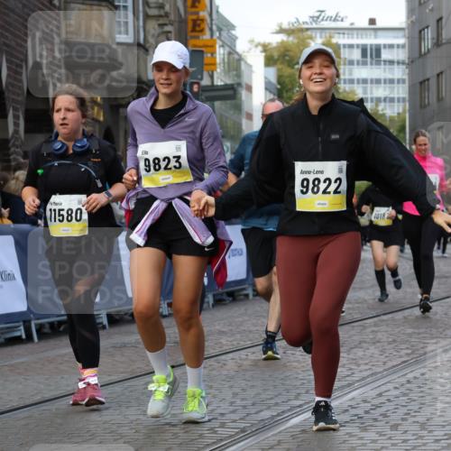 05.10.2025 - 20. swb-Marathon Bremen Strokosch-Dieckow http://msf.ph/oto/9273021 05.10.2025 11:11:11 Ziel 8865, 9245, 9264, 9273, 9479, 9822, 9823, 9836, 9837, 9948, 10183, 10614, 11158, 11257, 11568, 11578, 11580 meine-sportfotos.de