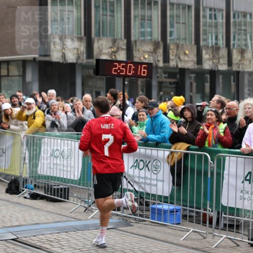 05.10.2025 - 20. swb-Marathon Bremen Yannick Fuchs http://msf.ph/oto/9273037 05.10.2025 12:21:06 Ziel 282, 1233 meine-sportfotos.de