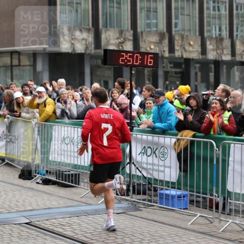 05.10.2025 - 20. swb-Marathon Bremen Yannick Fuchs http://msf.ph/oto/9273047 05.10.2025 12:21:06 Ziel 282, 1233 meine-sportfotos.de