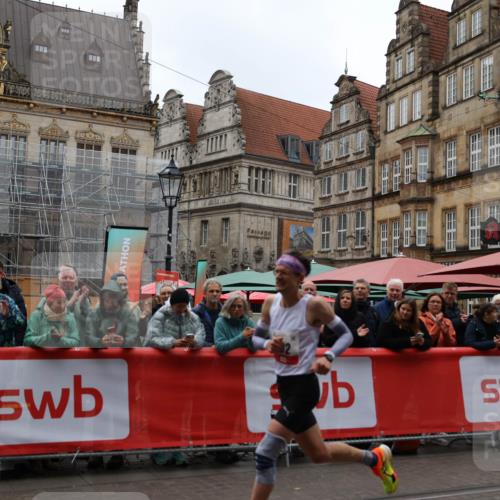 05.10.2025 - 20. swb-Marathon Bremen Yannick Fuchs http://msf.ph/oto/9273054 05.10.2025 12:21:08 Ziel 282, 1233 meine-sportfotos.de