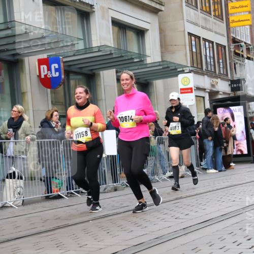 05.10.2025 - 20. swb-Marathon Bremen Strokosch-Dieckow http://msf.ph/oto/9273057 05.10.2025 11:10:53 Ziel 8865, 9011, 9245, 9264, 9273, 9386, 9479, 9664, 9822, 9823, 9836, 9837, 9948, 10183, 10415, 10614, 11158, 11257, 11395, 11560, 11568, 11578, 11580, 8865, 9011, 9245, 9264, 9273, 9386, 9479, 9664, 9822, 9823, 9836, 9837, 9948, 10183, 10415, 10614, 11158, 11257, 11395, 11560, 11568, 11578, 11580 meine-sportfotos.de
