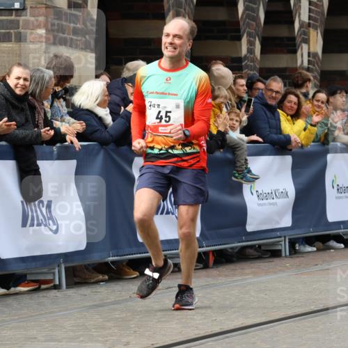 05.10.2025 - 20. swb-Marathon Bremen Strokosch-Dieckow http://msf.ph/oto/9273065 05.10.2025 13:03:04 Ziel 45, 2036, 2141, 2939, 4629, 7675 meine-sportfotos.de