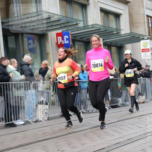 05.10.2025 - 20. swb-Marathon Bremen Strokosch-Dieckow http://msf.ph/oto/9273069 05.10.2025 11:10:53 Ziel 8865, 9011, 9245, 9264, 9273, 9386, 9479, 9664, 9822, 9823, 9836, 9837, 9948, 10183, 10415, 10614, 11158, 11257, 11395, 11560, 11568, 11578, 11580, 8865, 9011, 9245, 9264, 9273, 9386, 9479, 9664, 9822, 9823, 9836, 9837, 9948, 10183, 10415, 10614, 11158, 11257, 11395, 11560, 11568, 11578, 11580 meine-sportfotos.de