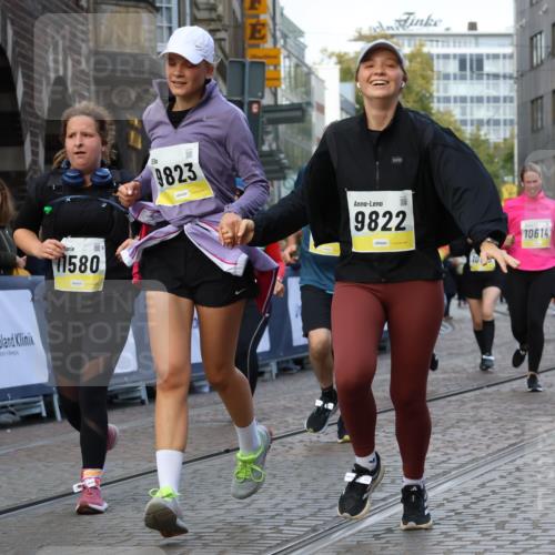 05.10.2025 - 20. swb-Marathon Bremen Strokosch-Dieckow http://msf.ph/oto/9273072 05.10.2025 11:11:11 Ziel 8865, 9245, 9264, 9273, 9479, 9822, 9823, 9836, 9837, 9948, 10183, 10614, 11158, 11257, 11568, 11578, 11580 meine-sportfotos.de