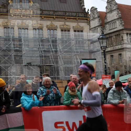 05.10.2025 - 20. swb-Marathon Bremen Yannick Fuchs http://msf.ph/oto/9273085 05.10.2025 12:21:09 Ziel 282, 1233 meine-sportfotos.de