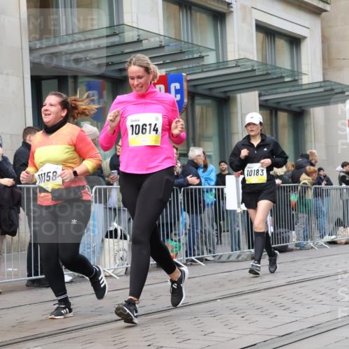 05.10.2025 - 20. swb-Marathon Bremen Strokosch-Dieckow http://msf.ph/oto/9273090 05.10.2025 11:10:54 Ziel 8865, 9011, 9245, 9264, 9273, 9386, 9479, 9664, 9822, 9823, 9836, 9837, 9948, 10183, 10415, 10614, 11158, 11257, 11395, 11568, 11578, 11580, 8865, 9011, 9245, 9264, 9273, 9386, 9479, 9664, 9822, 9823, 9836, 9837, 9948, 10183, 10415, 10614, 11158, 11257, 11395, 11568, 11578, 11580 meine-sportfotos.de