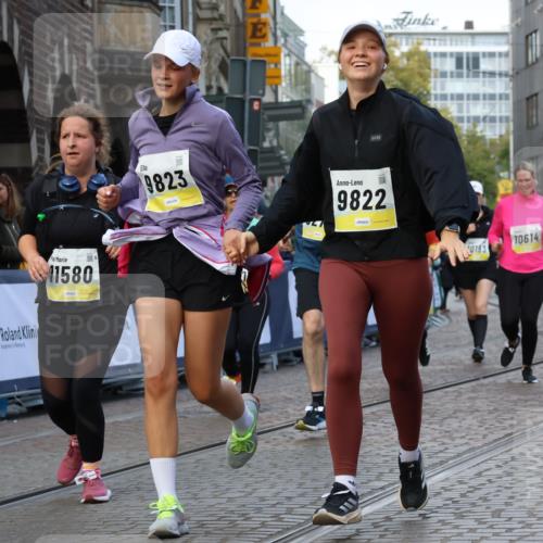 05.10.2025 - 20. swb-Marathon Bremen Strokosch-Dieckow http://msf.ph/oto/9273098 05.10.2025 11:11:11 Ziel 8865, 9245, 9264, 9273, 9479, 9822, 9823, 9836, 9837, 9948, 10183, 10614, 11158, 11257, 11568, 11578, 11580 meine-sportfotos.de