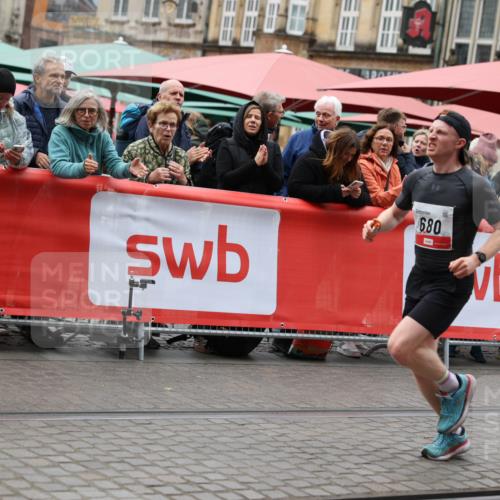 05.10.2025 - 20. swb-Marathon Bremen Yannick Fuchs http://msf.ph/oto/9273122 05.10.2025 12:21:28 Ziel 680 meine-sportfotos.de