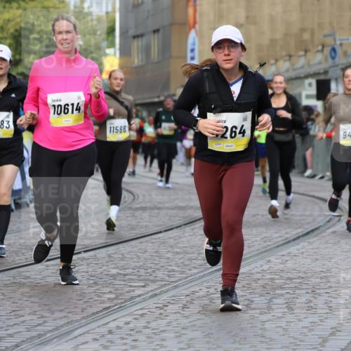 05.10.2025 - 20. swb-Marathon Bremen Strokosch-Dieckow http://msf.ph/oto/9273126 05.10.2025 11:11:12 Ziel 8865, 9011, 9245, 9264, 9273, 9386, 9479, 9822, 9823, 9836, 9837, 10183, 10614, 11158, 11568, 11578, 11580 meine-sportfotos.de
