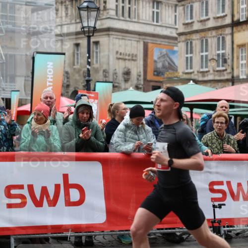 05.10.2025 - 20. swb-Marathon Bremen Yannick Fuchs http://msf.ph/oto/9273130 05.10.2025 12:21:29 Ziel 680 meine-sportfotos.de