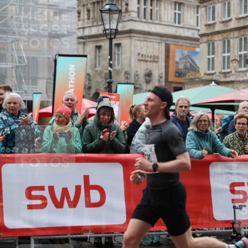 05.10.2025 - 20. swb-Marathon Bremen Yannick Fuchs http://msf.ph/oto/9273139 05.10.2025 12:21:29 Ziel 680 meine-sportfotos.de