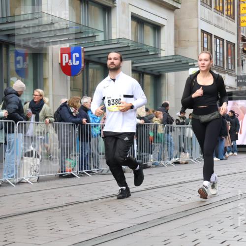 05.10.2025 - 20. swb-Marathon Bremen Strokosch-Dieckow http://msf.ph/oto/9273142 05.10.2025 11:10:58 Ziel 8865, 9011, 9245, 9264, 9273, 9386, 9479, 9664, 9822, 9823, 9836, 9837, 9948, 10183, 10614, 11083, 11158, 11257, 11568, 11578, 11580, 8865, 9011, 9245, 9264, 9273, 9386, 9479, 9664, 9822, 9823, 9836, 9837, 9948, 10183, 10614, 11083, 11158, 11257, 11568, 11578, 11580 meine-sportfotos.de
