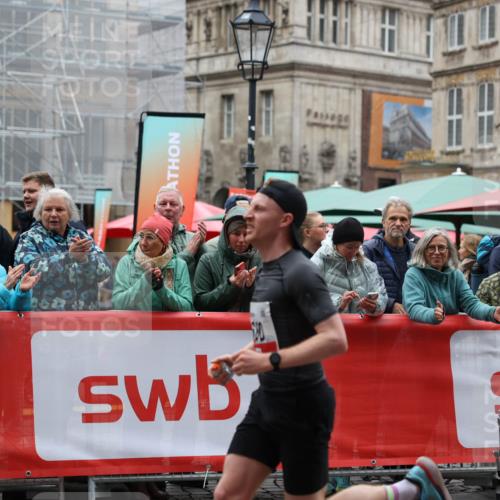 05.10.2025 - 20. swb-Marathon Bremen Yannick Fuchs http://msf.ph/oto/9273149 05.10.2025 12:21:29 Ziel 680 meine-sportfotos.de