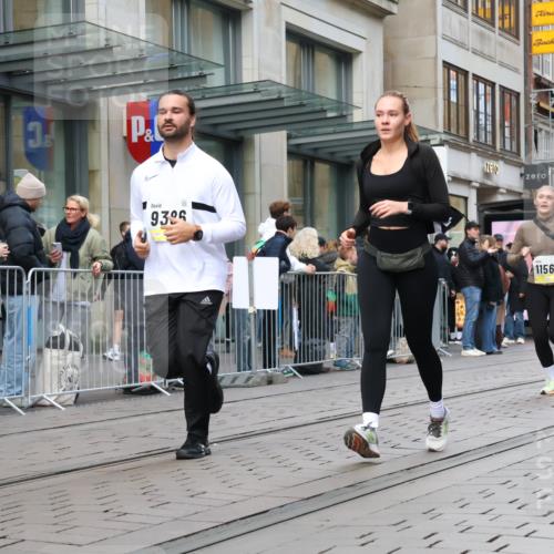 05.10.2025 - 20. swb-Marathon Bremen Strokosch-Dieckow http://msf.ph/oto/9273150 05.10.2025 11:10:59 Ziel 8865, 9011, 9245, 9264, 9273, 9386, 9479, 9664, 9822, 9823, 9836, 9837, 9948, 10183, 10320, 10614, 11083, 11158, 11257, 11568, 11578, 11580, 8865, 9011, 9245, 9264, 9273, 9386, 9479, 9664, 9822, 9823, 9836, 9837, 9948, 10183, 10320, 10614, 11083, 11158, 11257, 11568, 11578, 11580 meine-sportfotos.de