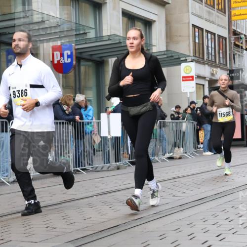 05.10.2025 - 20. swb-Marathon Bremen Strokosch-Dieckow http://msf.ph/oto/9273162 05.10.2025 11:10:59 Ziel 8865, 9011, 9245, 9264, 9273, 9386, 9479, 9664, 9822, 9823, 9836, 9837, 9948, 10183, 10320, 10614, 11083, 11158, 11257, 11568, 11578, 11580, 8865, 9011, 9245, 9264, 9273, 9386, 9479, 9664, 9822, 9823, 9836, 9837, 9948, 10183, 10320, 10614, 11083, 11158, 11257, 11568, 11578, 11580 meine-sportfotos.de