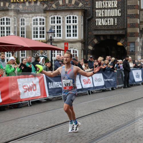 05.10.2025 - 20. swb-Marathon Bremen Yannick Fuchs http://msf.ph/oto/9273206 05.10.2025 12:22:12 Ziel 485 meine-sportfotos.de