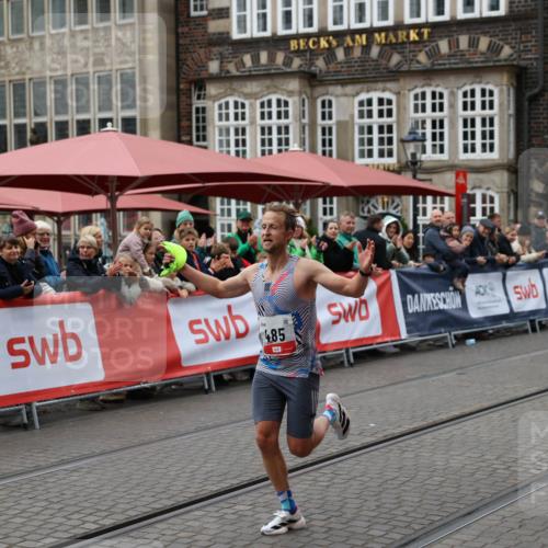 05.10.2025 - 20. swb-Marathon Bremen Yannick Fuchs http://msf.ph/oto/9273244 05.10.2025 12:22:12 Ziel 485 meine-sportfotos.de