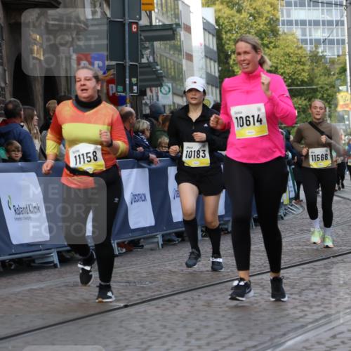 05.10.2025 - 20. swb-Marathon Bremen Strokosch-Dieckow http://msf.ph/oto/9273246 05.10.2025 11:11:13 Ziel 8865, 9011, 9245, 9264, 9273, 9386, 9479, 9822, 9823, 9836, 9837, 10183, 10614, 11158, 11568, 11578, 11580 meine-sportfotos.de