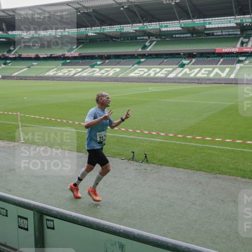 05.10.2025 - 20. swb-Marathon Bremen Michael Burmester http://msf.ph/oto/9273253 05.10.2025 12:48:20 Laufen im Stadion 492, 564, 1370, 1526, 1607, 1642, 1646, 1724, 2241, 2360, 2643, 2656, 2974, 3320, 3324, 3768, 3819, 4353, 5103, 5264, 5786, 5918, 6251, 6804, 7176, 7492, 7735, 7831, 7900, 8244, 8729, 8897, 8923, 8932, 344, 346, 442, 656, 770, 1205, 2472, 2482, 2613, 2872, 3061, 4215, 4255, 4291, 4313, 5656, 5831, 7070, 7170, 7176 meine-sportfotos.de