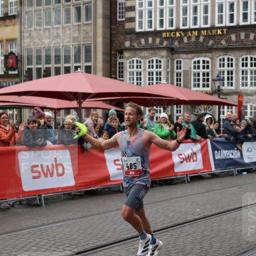 05.10.2025 - 20. swb-Marathon Bremen Yannick Fuchs http://msf.ph/oto/9273268 05.10.2025 12:22:12 Ziel 485 meine-sportfotos.de