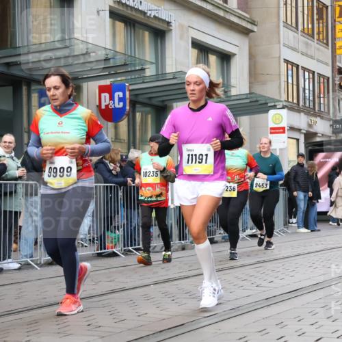 05.10.2025 - 20. swb-Marathon Bremen Strokosch-Dieckow http://msf.ph/oto/9273300 05.10.2025 11:11:13 Ziel 9453, 9680, 9999, 10058, 10235, 10236, 10264, 10320, 10333, 11030, 11083, 11172, 11191, 9453, 9680, 9999, 10058, 10235, 10236, 10264, 10320, 10333, 11030, 11083, 11172, 11191 meine-sportfotos.de