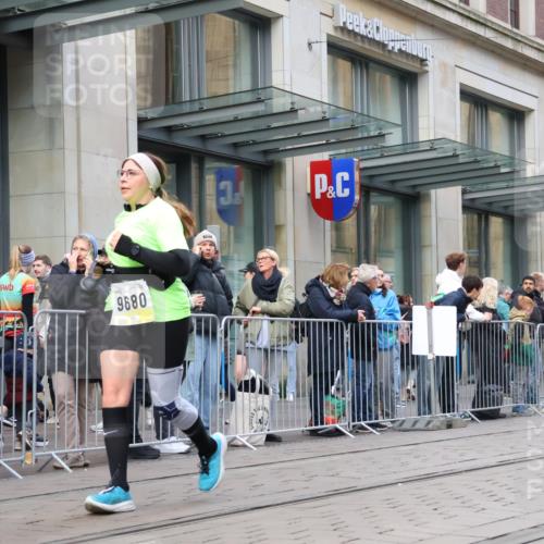 05.10.2025 - 20. swb-Marathon Bremen Strokosch-Dieckow http://msf.ph/oto/9273342 05.10.2025 11:11:20 Ziel 9453, 9648, 9680, 9784, 9999, 10058, 10235, 10236, 10264, 10320, 10333, 10540, 11030, 11083, 11088, 11172, 11191, 9453, 9648, 9680, 9784, 9999, 10058, 10235, 10236, 10264, 10320, 10333, 10540, 11030, 11083, 11088, 11172, 11191 meine-sportfotos.de