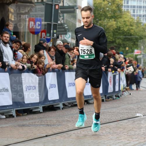 05.10.2025 - 20. swb-Marathon Bremen Strokosch-Dieckow http://msf.ph/oto/9273362 05.10.2025 13:03:19 Ziel 7526 meine-sportfotos.de
