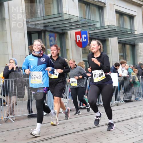05.10.2025 - 20. swb-Marathon Bremen Strokosch-Dieckow http://msf.ph/oto/9273365 05.10.2025 11:11:27 Ziel 7007, 9420, 9453, 9648, 9680, 9784, 9999, 10058, 10235, 10236, 10264, 10333, 10540, 10815, 10839, 11088, 11172, 11191, 11215, 11563, 7007, 9420, 9453, 9648, 9680, 9784, 9999, 10058, 10235, 10236, 10264, 10333, 10540, 10815, 10839, 11088, 11172, 11191, 11215, 11563 meine-sportfotos.de