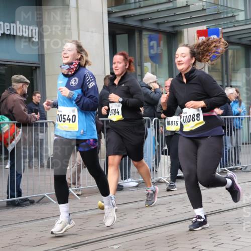 05.10.2025 - 20. swb-Marathon Bremen Strokosch-Dieckow http://msf.ph/oto/9273375 05.10.2025 11:11:27 Ziel 7007, 9420, 9453, 9648, 9680, 9784, 9999, 10058, 10235, 10236, 10264, 10333, 10540, 10815, 10839, 11088, 11172, 11191, 11215, 11563, 7007, 9420, 9453, 9648, 9680, 9784, 9999, 10058, 10235, 10236, 10264, 10333, 10540, 10815, 10839, 11088, 11172, 11191, 11215, 11563 meine-sportfotos.de