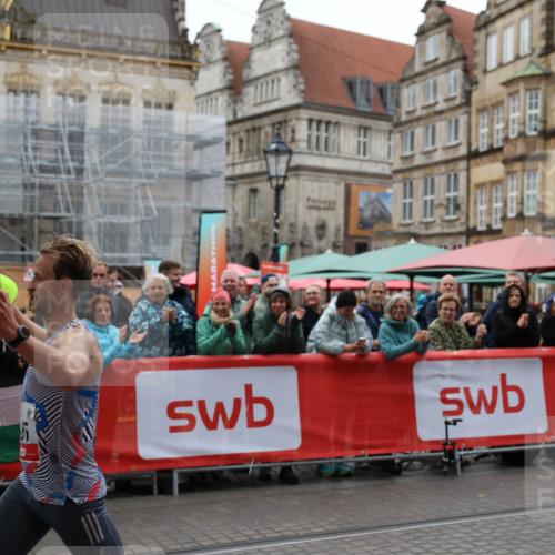 05.10.2025 - 20. swb-Marathon Bremen Yannick Fuchs http://msf.ph/oto/9273378 05.10.2025 12:22:13 Ziel 485 meine-sportfotos.de