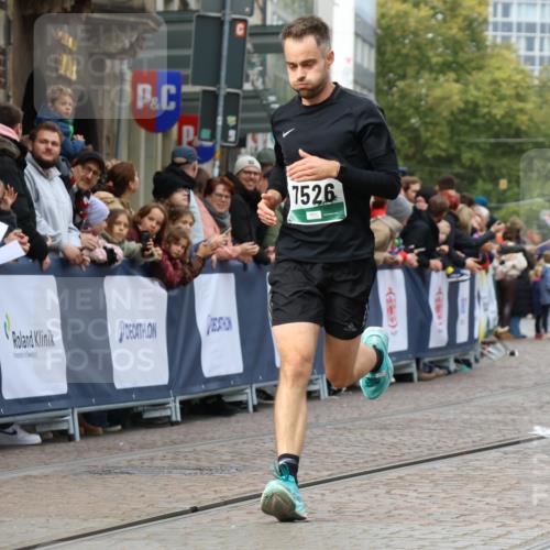 05.10.2025 - 20. swb-Marathon Bremen Strokosch-Dieckow http://msf.ph/oto/9273405 05.10.2025 13:03:19 Ziel 7526 meine-sportfotos.de