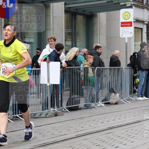 05.10.2025 - 20. swb-Marathon Bremen Strokosch-Dieckow http://msf.ph/oto/9273428 05.10.2025 11:11:31 Ziel 7007, 9420, 9648, 9680, 9726, 9784, 9867, 9999, 10058, 10235, 10236, 10540, 10815, 10839, 10849, 11088, 11172, 11215, 11563, 7007, 9420, 9648, 9680, 9726, 9784, 9867, 9999, 10058, 10235, 10236, 10540, 10815, 10839, 10849, 11088, 11172, 11215, 11563 meine-sportfotos.de