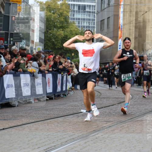 05.10.2025 - 20. swb-Marathon Bremen Strokosch-Dieckow http://msf.ph/oto/9273457 05.10.2025 13:03:30 Ziel 635, 2613, 4786, 5588 meine-sportfotos.de