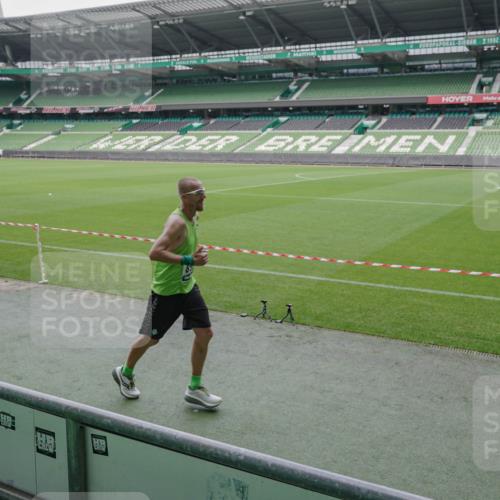05.10.2025 - 20. swb-Marathon Bremen Michael Burmester http://msf.ph/oto/9273478 05.10.2025 12:48:40 Laufen im Stadion 492, 1195, 1370, 1607, 1625, 1724, 2241, 2643, 2974, 3320, 3324, 3768, 3819, 4353, 5103, 5264, 5599, 5786, 5918, 6171, 6251, 6463, 6632, 7735, 7831, 7904, 8244, 8507, 8630, 8687, 8729, 8897, 8923, 8932, 9114, 564, 1526, 1642, 1646, 2360, 2656, 6804, 7176, 7492, 7900 meine-sportfotos.de