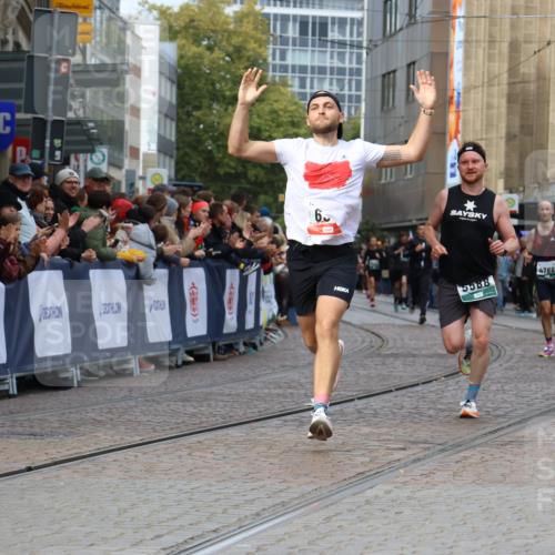 05.10.2025 - 20. swb-Marathon Bremen Strokosch-Dieckow http://msf.ph/oto/9273518 05.10.2025 13:03:30 Ziel 635, 2613, 4786, 5588 meine-sportfotos.de