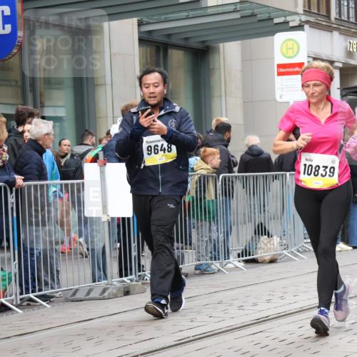 05.10.2025 - 20. swb-Marathon Bremen Strokosch-Dieckow http://msf.ph/oto/9273520 05.10.2025 11:11:34 Ziel 7007, 9420, 9648, 9680, 9726, 9784, 9867, 9999, 10235, 10236, 10499, 10540, 10815, 10839, 10849, 11088, 11172, 11215, 11563, 7007, 9420, 9648, 9680, 9726, 9784, 9867, 9999, 10235, 10236, 10499, 10540, 10815, 10839, 10849, 11088, 11172, 11215, 11563 meine-sportfotos.de