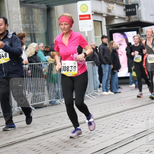 05.10.2025 - 20. swb-Marathon Bremen Strokosch-Dieckow http://msf.ph/oto/9273530 05.10.2025 11:11:34 Ziel 7007, 9420, 9648, 9680, 9726, 9784, 9867, 9999, 10235, 10236, 10499, 10540, 10815, 10839, 10849, 11088, 11172, 11215, 11563, 7007, 9420, 9648, 9680, 9726, 9784, 9867, 9999, 10235, 10236, 10499, 10540, 10815, 10839, 10849, 11088, 11172, 11215, 11563 meine-sportfotos.de