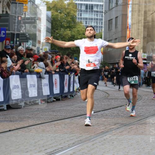 05.10.2025 - 20. swb-Marathon Bremen Strokosch-Dieckow http://msf.ph/oto/9273545 05.10.2025 13:03:30 Ziel 635, 2613, 4786, 5588 meine-sportfotos.de
