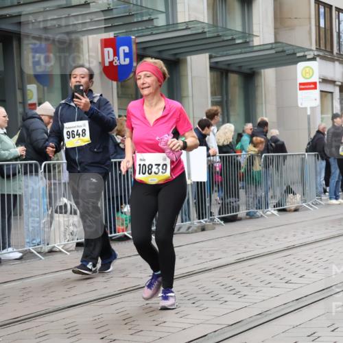 05.10.2025 - 20. swb-Marathon Bremen Strokosch-Dieckow http://msf.ph/oto/9273563 05.10.2025 11:11:35 Ziel 7007, 9420, 9648, 9680, 9726, 9784, 9867, 10235, 10236, 10499, 10540, 10815, 10839, 10849, 11088, 11215, 11563, 7007, 9420, 9648, 9680, 9726, 9784, 9867, 10235, 10236, 10499, 10540, 10815, 10839, 10849, 11088, 11215, 11563 meine-sportfotos.de