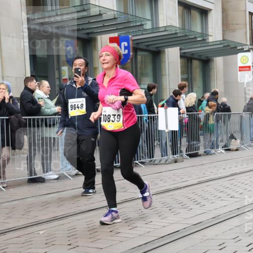 05.10.2025 - 20. swb-Marathon Bremen Strokosch-Dieckow http://msf.ph/oto/9273577 05.10.2025 11:11:35 Ziel 7007, 9420, 9648, 9680, 9726, 9784, 9867, 10235, 10236, 10499, 10540, 10815, 10839, 10849, 11088, 11215, 11563, 7007, 9420, 9648, 9680, 9726, 9784, 9867, 10235, 10236, 10499, 10540, 10815, 10839, 10849, 11088, 11215, 11563 meine-sportfotos.de
